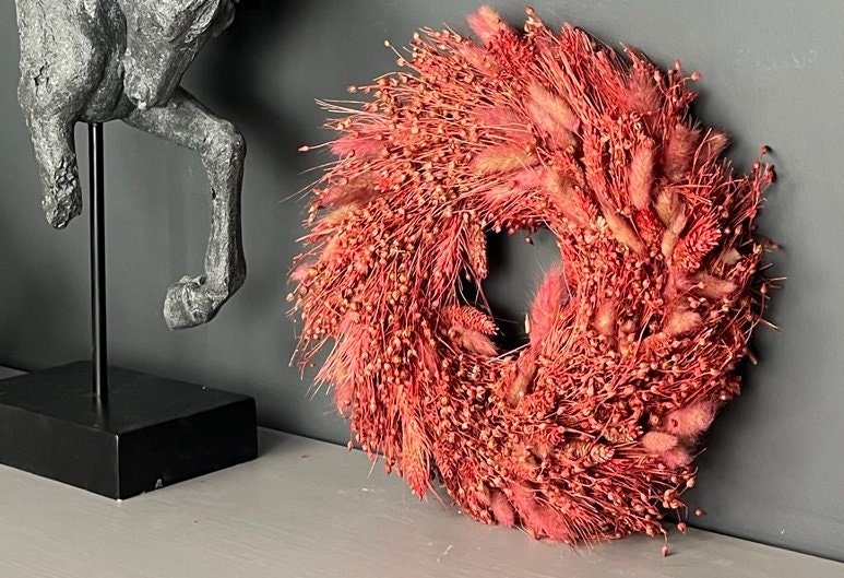 Rot-farbener Trockenblumen-Kranz auf 28 cm Strohrohling gewickelt Kranzshop 