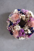 Bild in Galerie-Betrachter laden, Trockenblumenkranz 20 cm | Kerzenkranz Rosa Violett | Distelkranz | Tischkranz | Naturkranz | Handgemachte Dekoration
