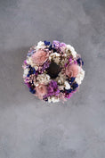Bild in Galerie-Betrachter laden, Trockenblumenkranz 20 cm | Kerzenkranz Rosa Violett | Distelkranz | Tischkranz | Naturkranz | Handgemachte Dekoration
