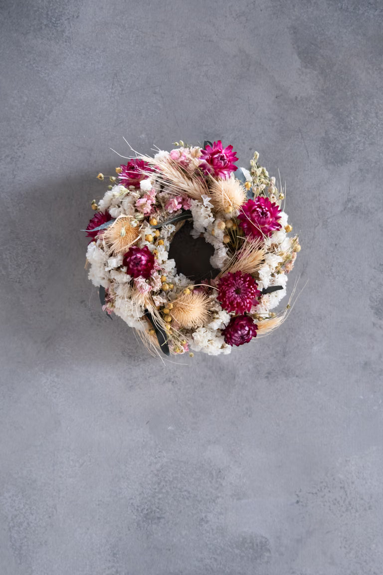 Blütenkranz aus Trockenblumen 20 cm | Rosa & Weiß | Handgemachter Tischkranz als Hochzeitsdeko oder Geschenk