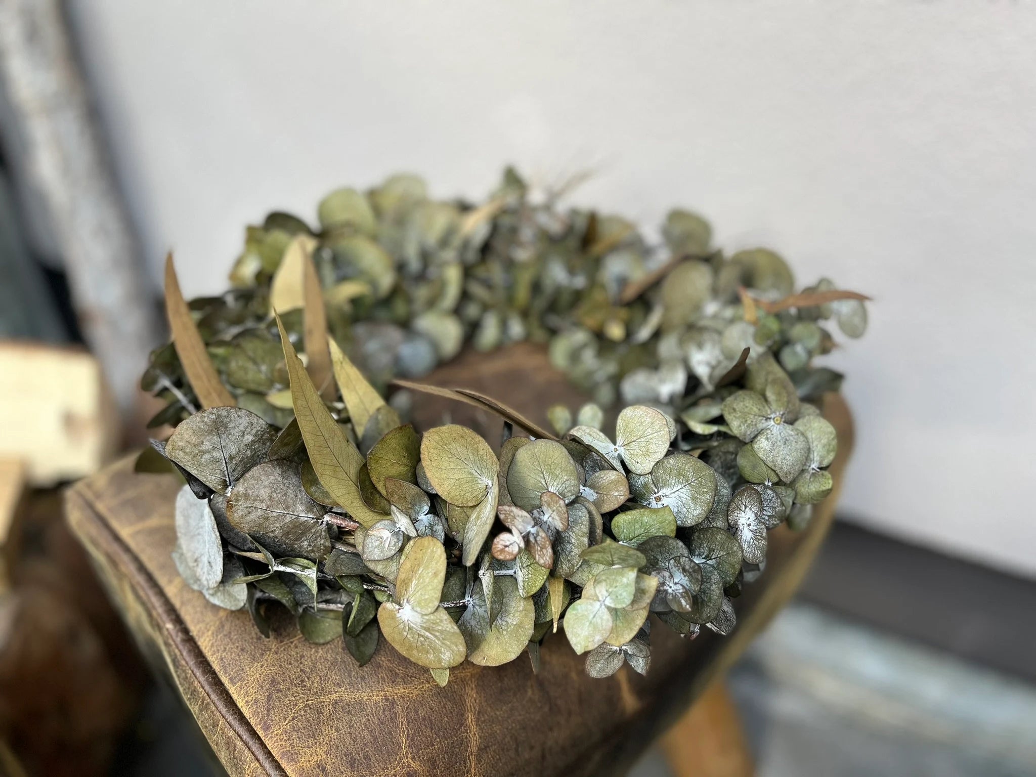 Eukalyptuskranz 30–35 cm Durchmesser, handgefertigt aus echtem Naturmaterial – moderne Tür- oder Wanddeko