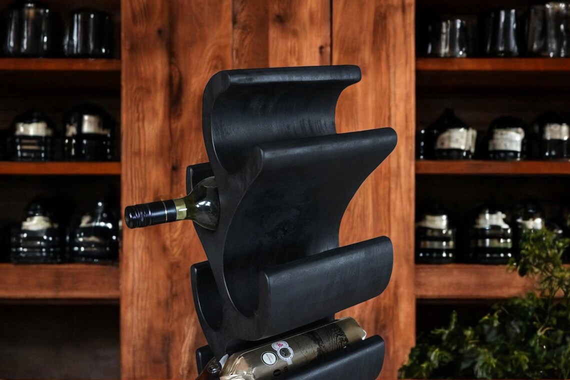 flaschen aufbewahrung wand Elegantes Weinregal aus schwarzem Holz: Wand- oder freistehende Aufbew