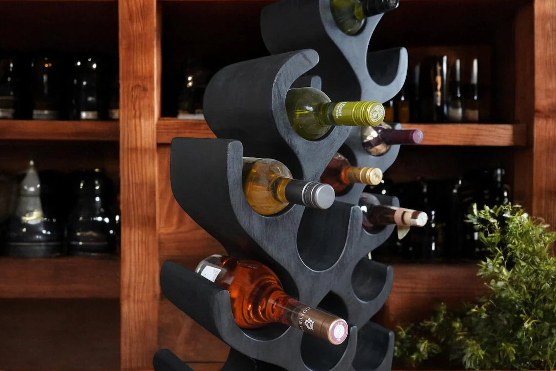 flaschen aufbewahrung wand Elegantes Weinregal aus schwarzem Holz: Wand- oder freistehende Aufbew