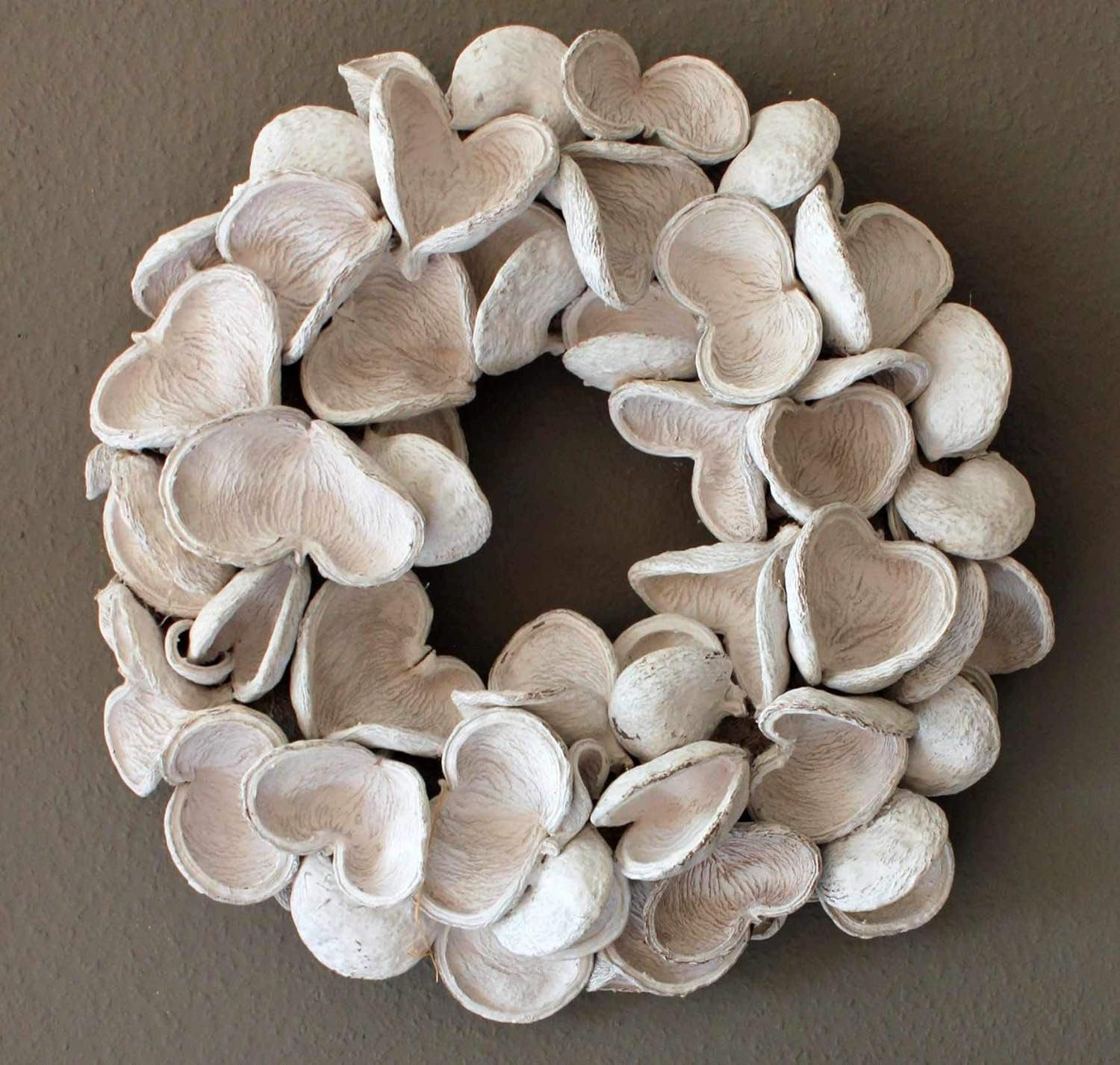 Türkranz Wandkranz aus großen Kapseln 55 cm Durchmesser, Farbe Weiß