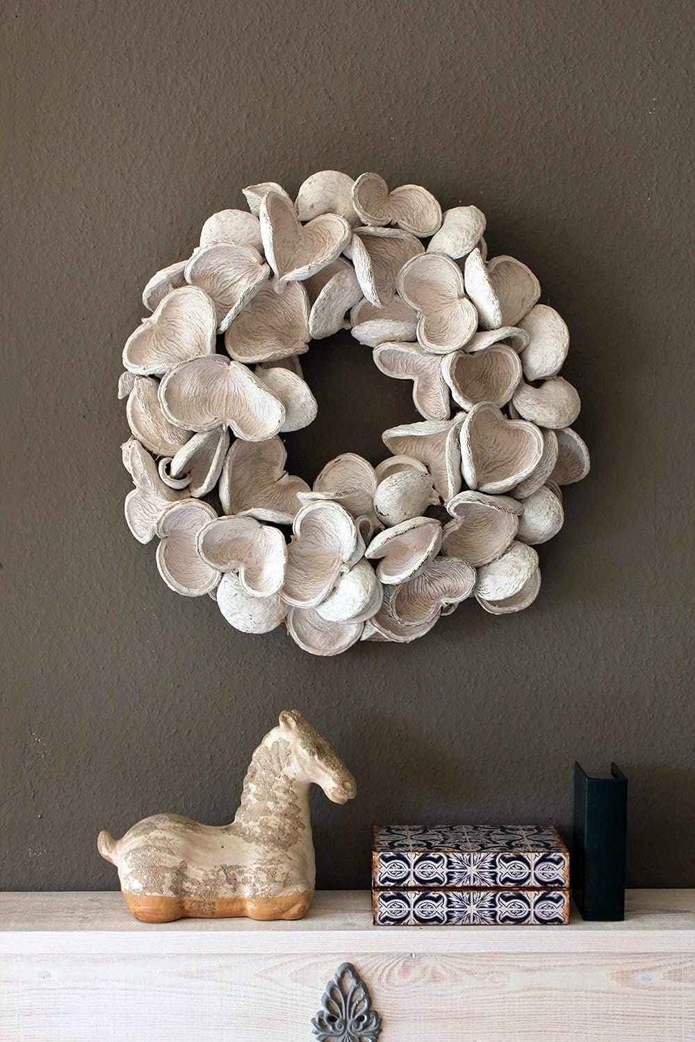 Türkranz Wandkranz aus großen Kapseln 55 cm Durchmesser, Farbe Weiß