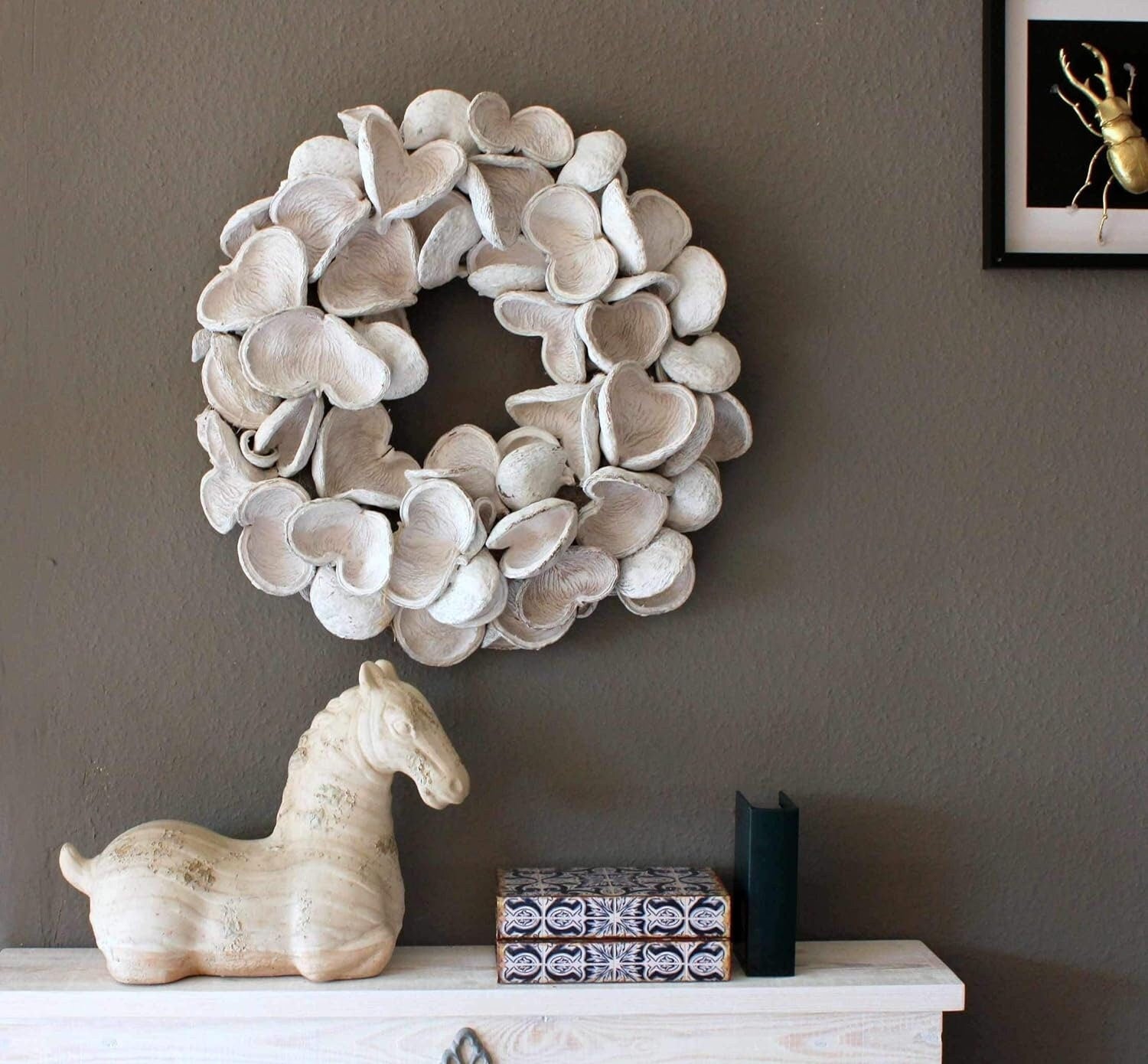 Türkranz Wandkranz aus großen Kapseln 55 cm Durchmesser, Farbe Weiß