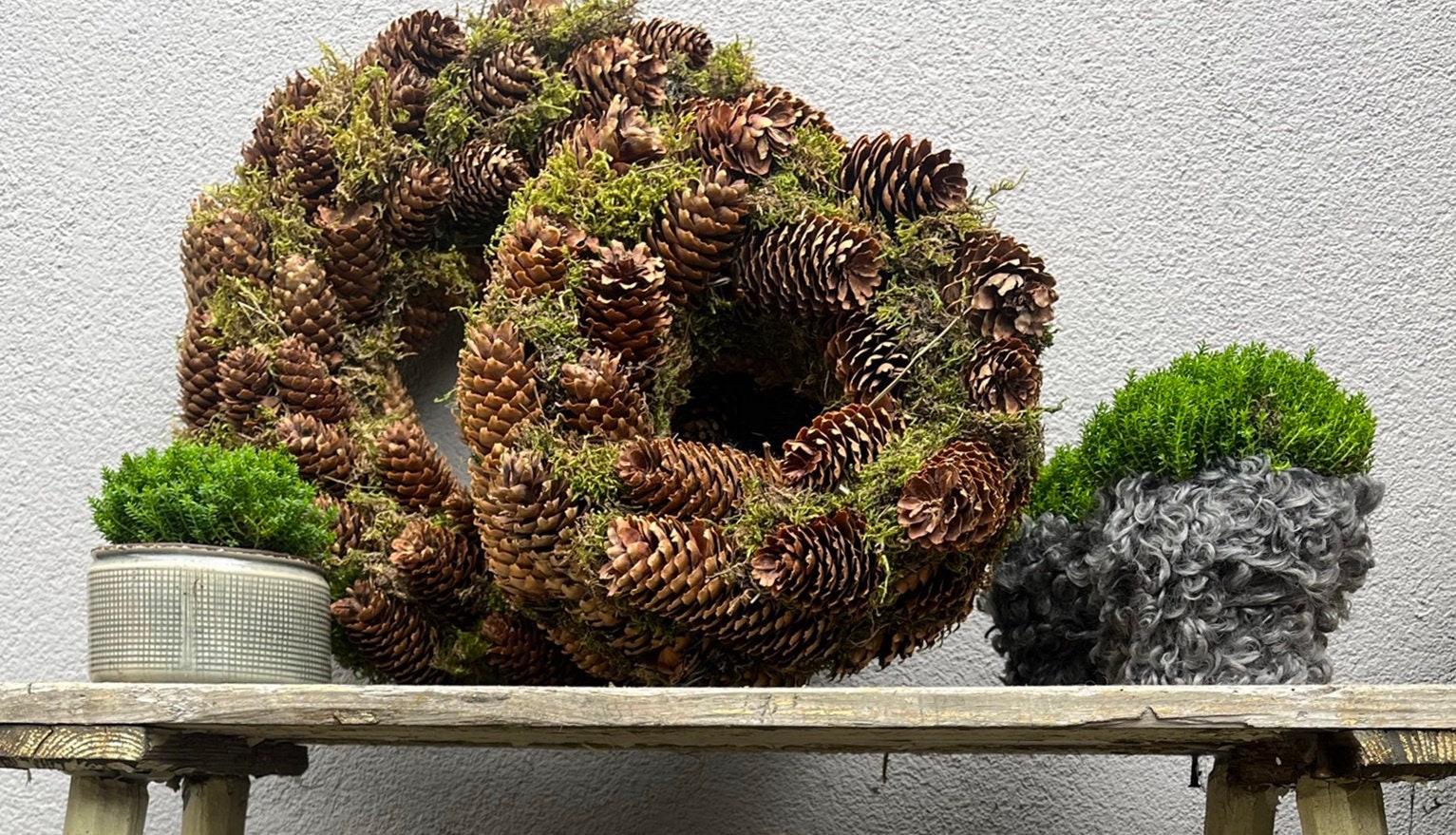 Dicker Kranz mit Tannenzapfen ca 30 und/oder 40 cm Durchmesser / Weihnachtskranz