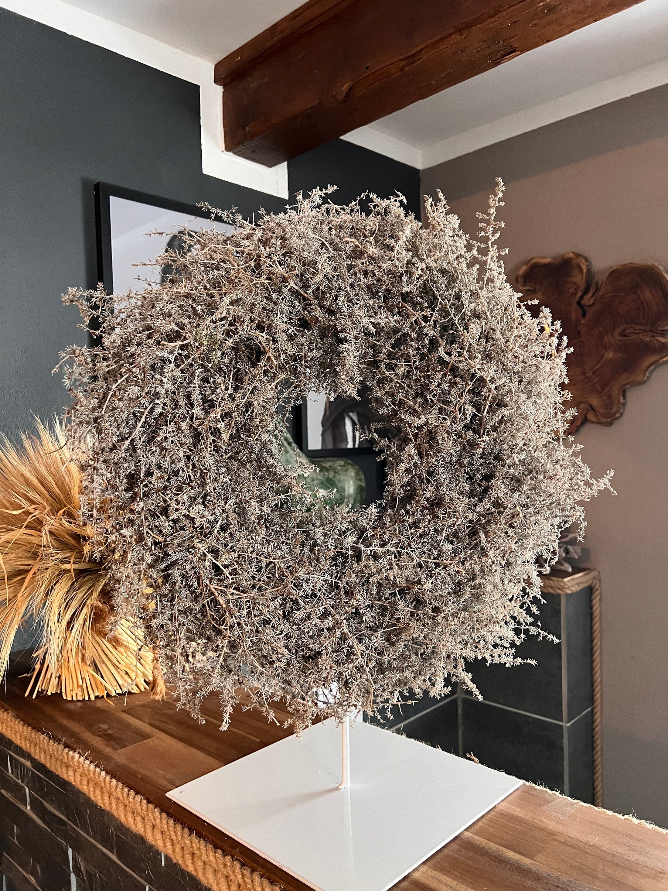 Eleganter Ständer für Wandkranz/ Wandkränze in weiß und schwarz lackiert, mit Gummifüssen, sehr standsicher. Geeignet für Kränze bis 60 cm.