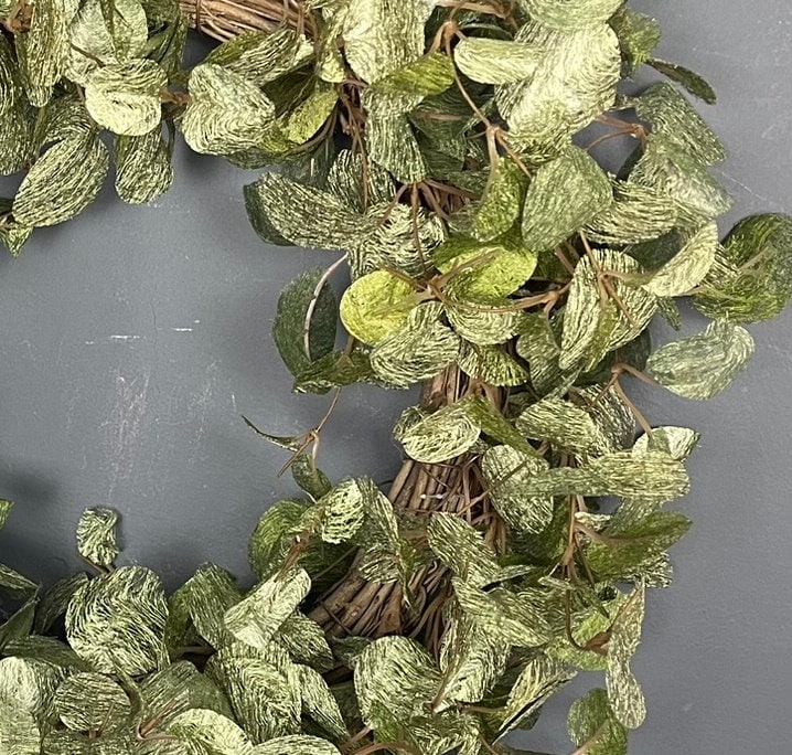 Wandelbare Eleganz: Salbei-Grün Kranz in 50 cm Durchmesser aus Biegsamen Zweigen und Silberblättern"