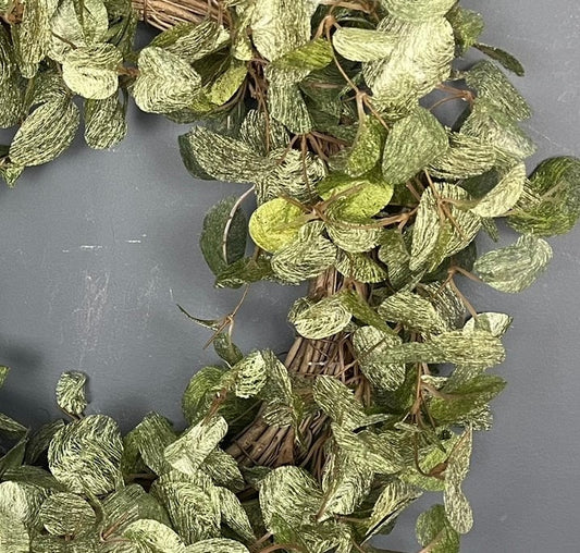 Wandelbare Eleganz: Salbei-Grün Kranz in 50 cm Durchmesser aus Biegsamen Zweigen und Silberblättern"