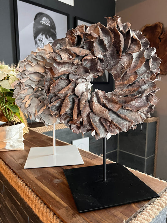 Eleganter Ständer für Wandkranz/ Wandkränze in weiß und schwarz lackiert, mit Gummifüssen, sehr standsicher. Geeignet für Kränze bis 60 cm.