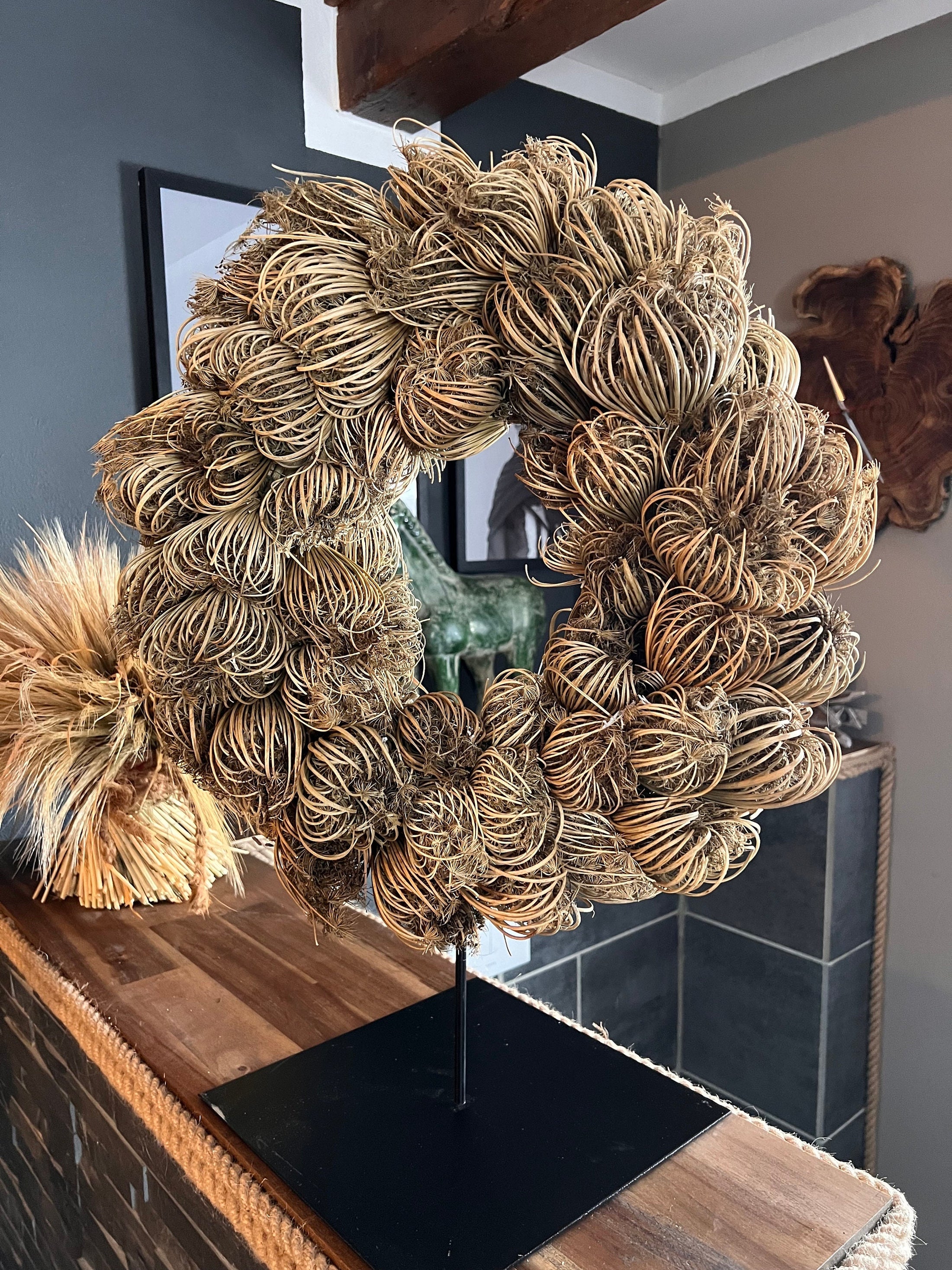 Eleganter Ständer für Wandkranz/ Wandkränze in weiß und schwarz lackiert, mit Gummifüssen, sehr standsicher. Geeignet für Kränze bis 60 cm.