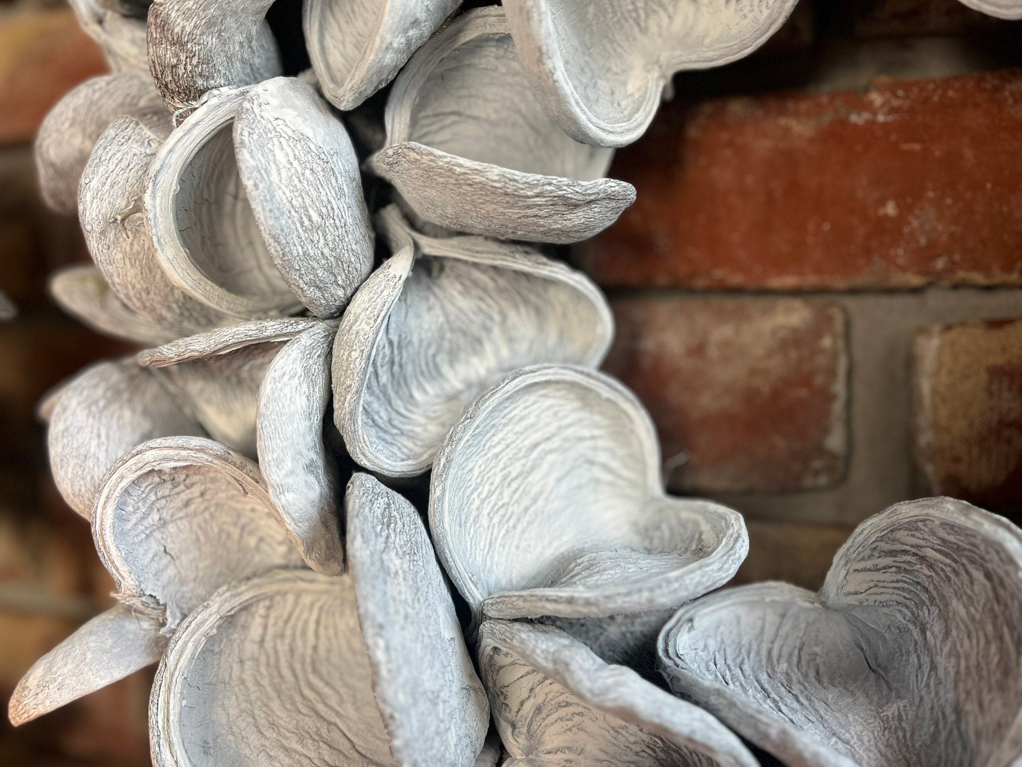 XXL Kranz Wandkranz aus großen Kapseln 65 cm Durchmesser, Farbe Shabby Weiß