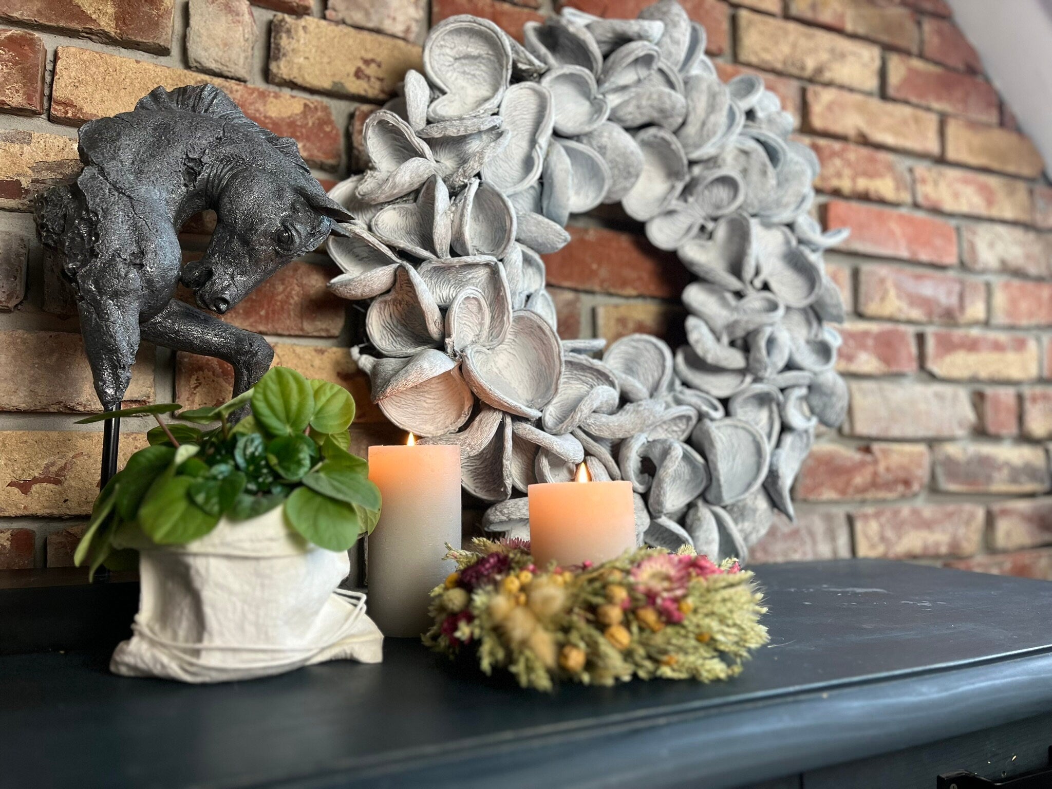 XXL Kranz Wandkranz aus großen Kapseln 65 cm Durchmesser, Farbe Shabby Weiß