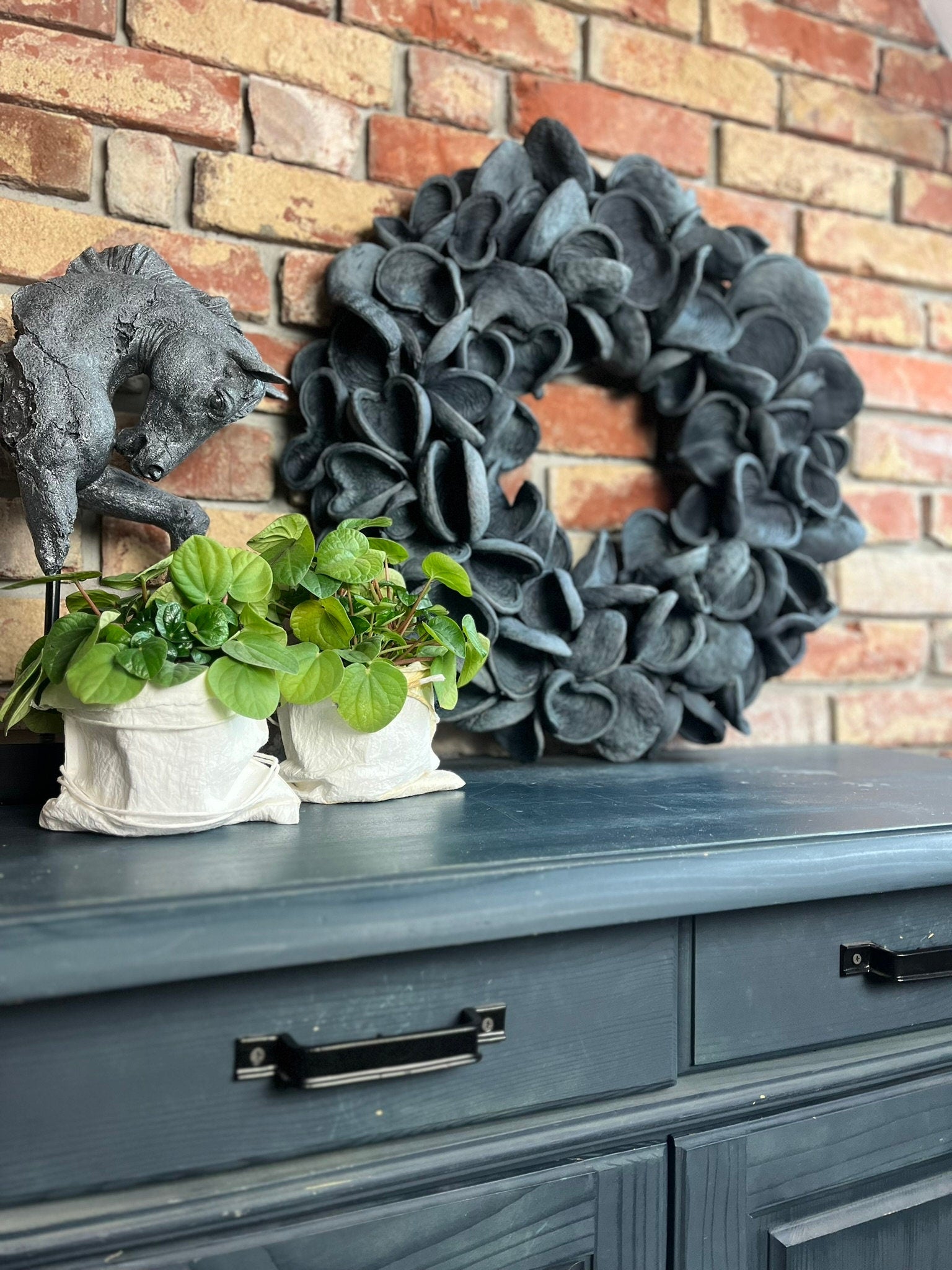 XXL Kranz Wandkranz aus großen Kapseln 65 cm Durchmesser, Farbe Shabby Grau, hell