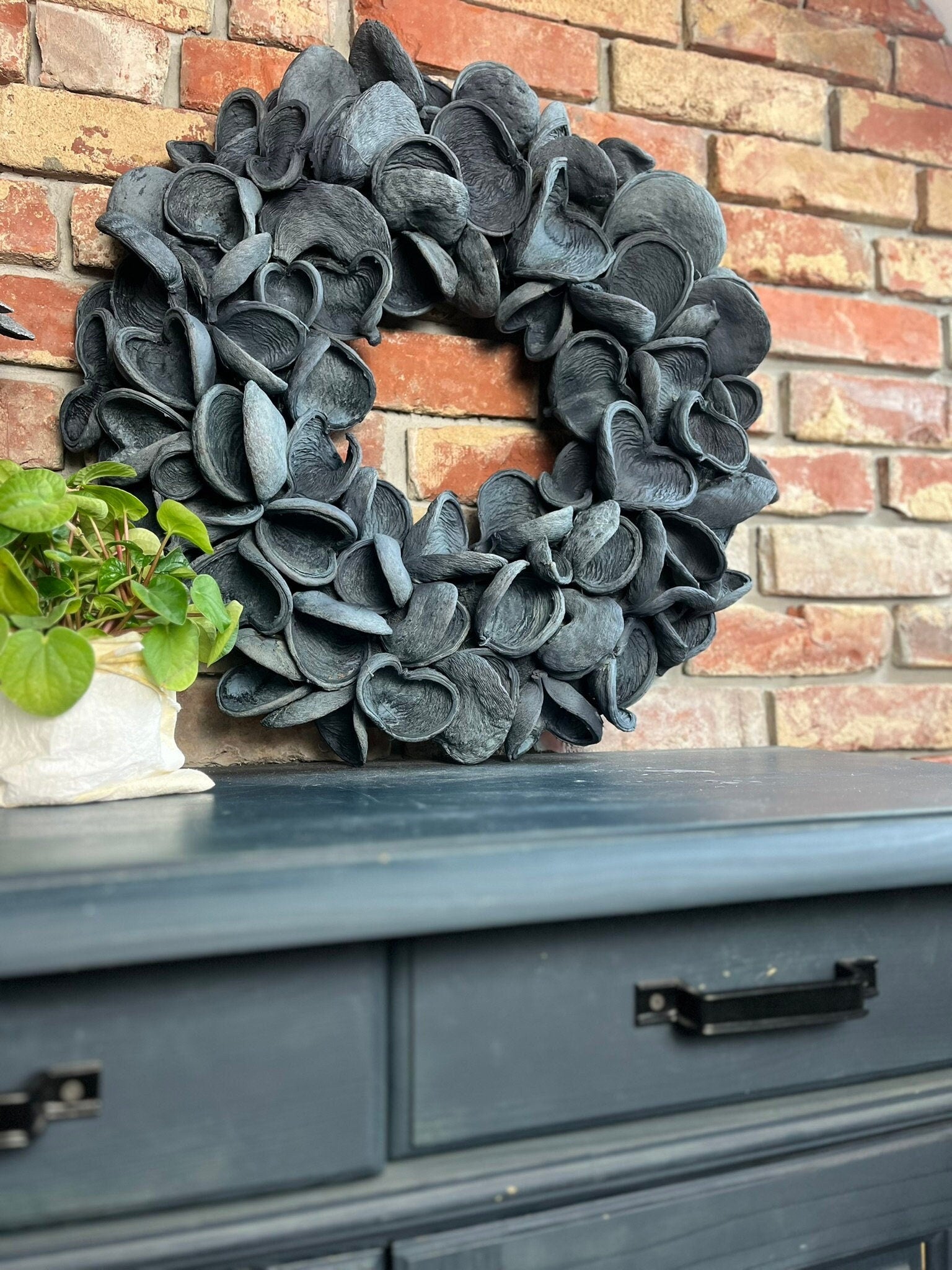 XXL Kranz Wandkranz aus großen Kapseln 65 cm Durchmesser, Farbe Shabby Grau, hell