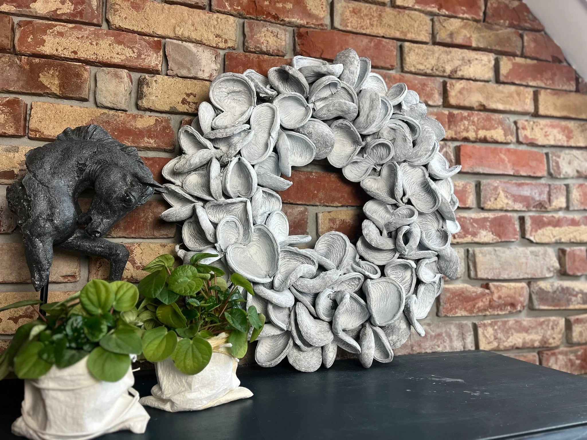 Türkranz Wandkranz aus großen Kapseln 55 cm Durchmesser, Farbe Weiß