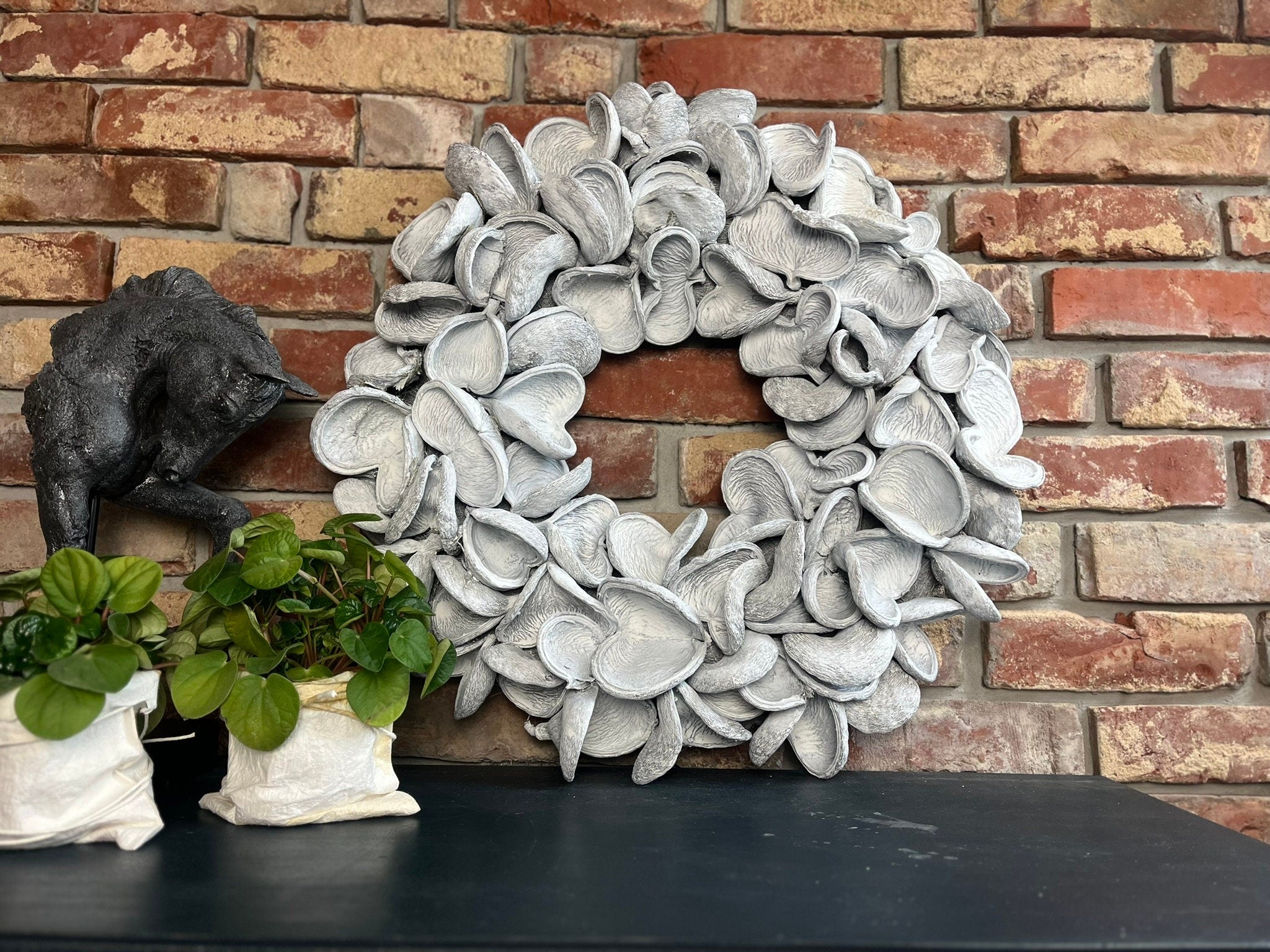 XXL Kranz Wandkranz aus großen Kapseln 65 cm Durchmesser, Farbe Shabby Weiß