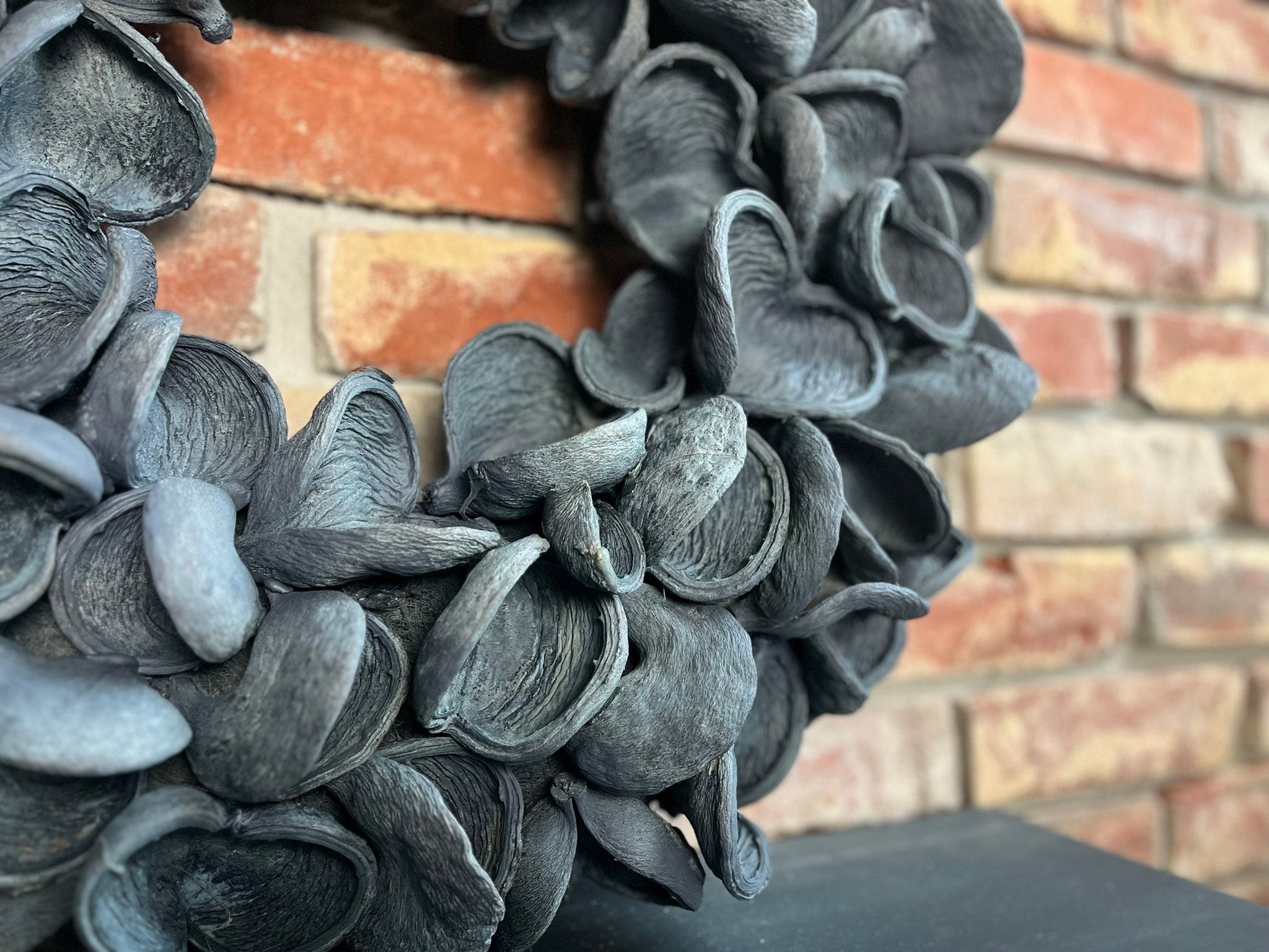 XXL Kranz Wandkranz aus großen Kapseln 65 cm Durchmesser, Farbe Shabby Grau, hell