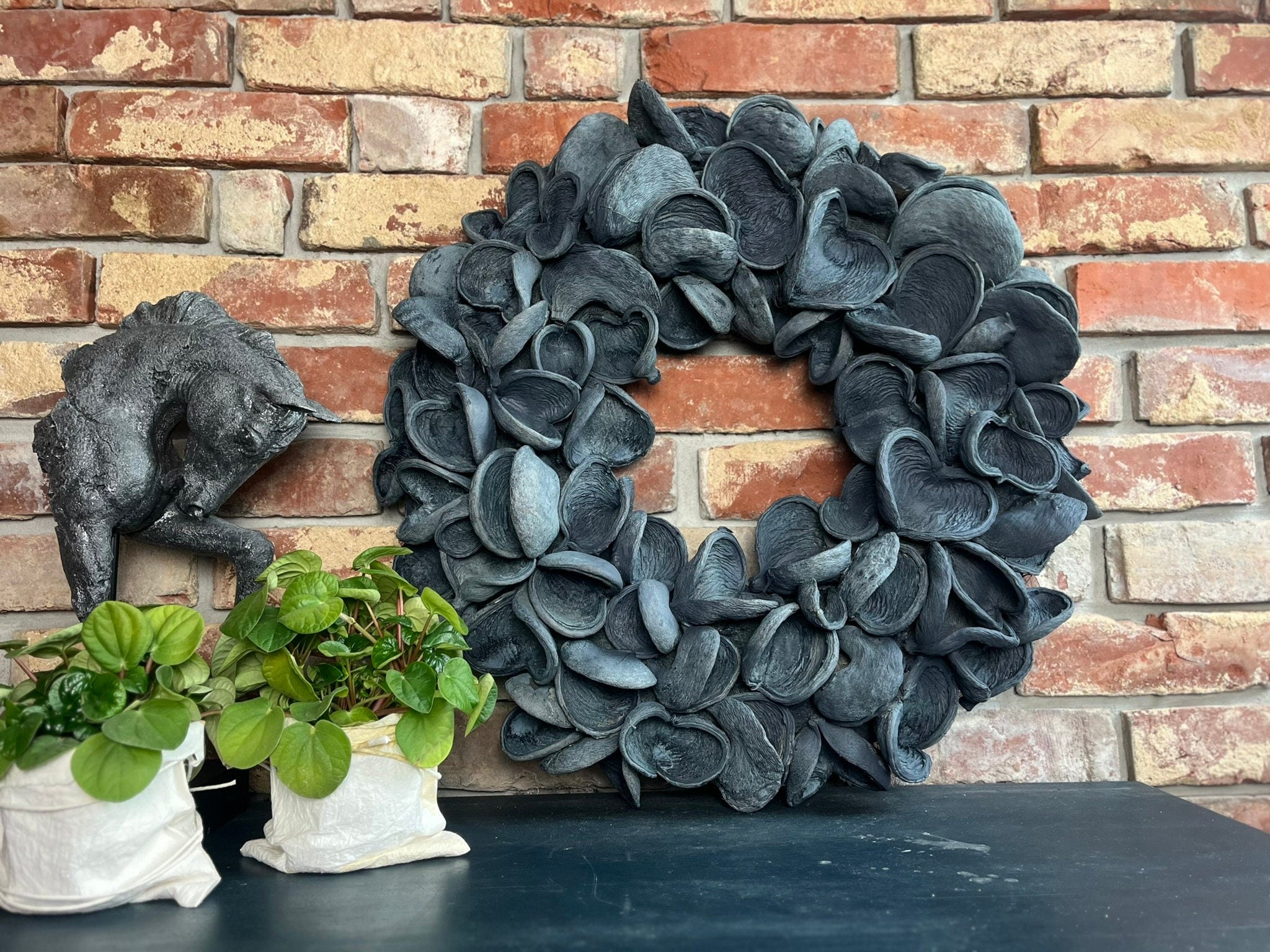 XXL Kranz Wandkranz aus großen Kapseln 65 cm Durchmesser, Farbe Shabby Grau, hell