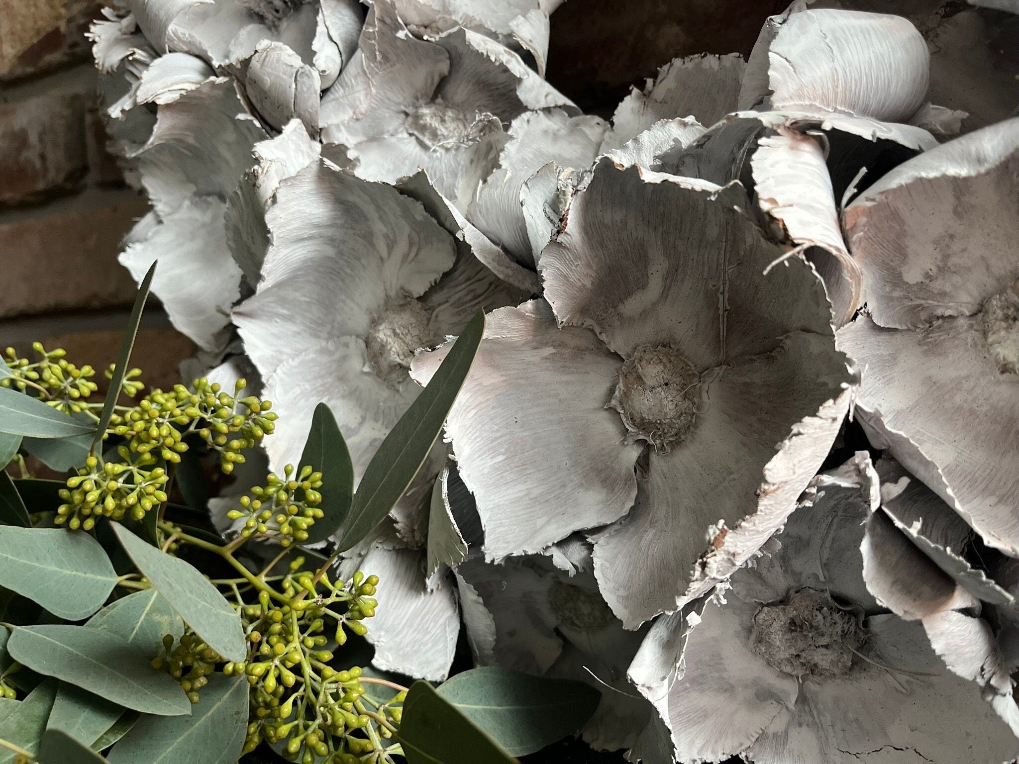 Türkranz Wandkranz mit großen 10 cm Blüten 45 cm Durchmesser, Farbe weiß, praktische Aufhängung