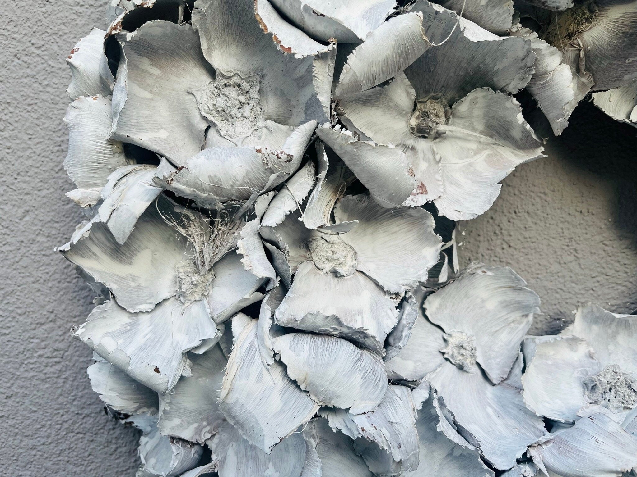 Eleganter weißer Wandkranz für den Innenbereich mit 10 cm großen Blüten, 45 cm Durchmesser, einfach aufzuhängen