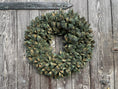 Bild in Galerie-Betrachter laden, XL Wandkranz aus Esskastanienhüllen (55 cm Durchmesser, grün) Indoor & Outdoor
