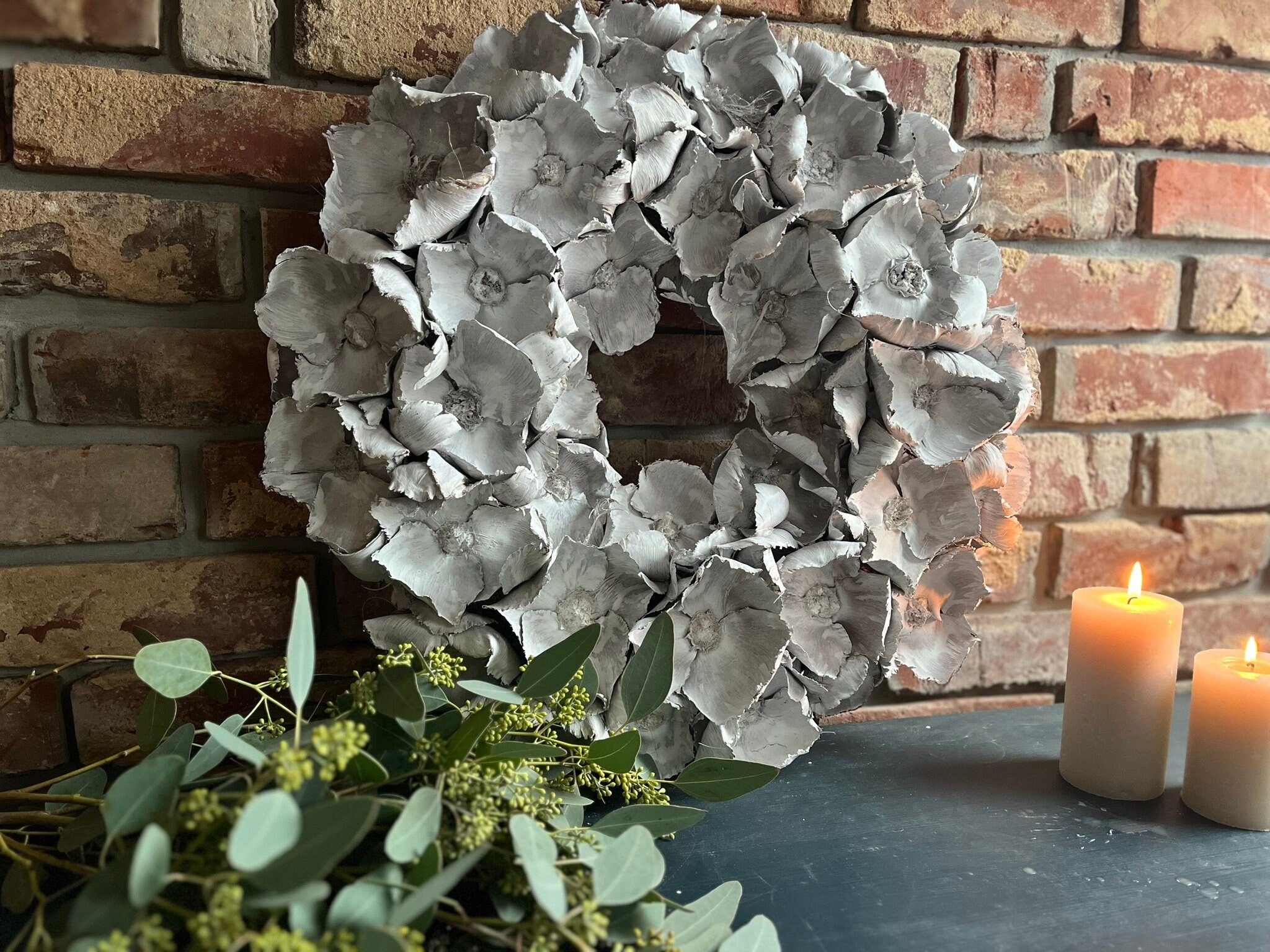 Türkranz Wandkranz mit großen 10 cm Blüten 45 cm Durchmesser, Farbe weiß, praktische Aufhängung