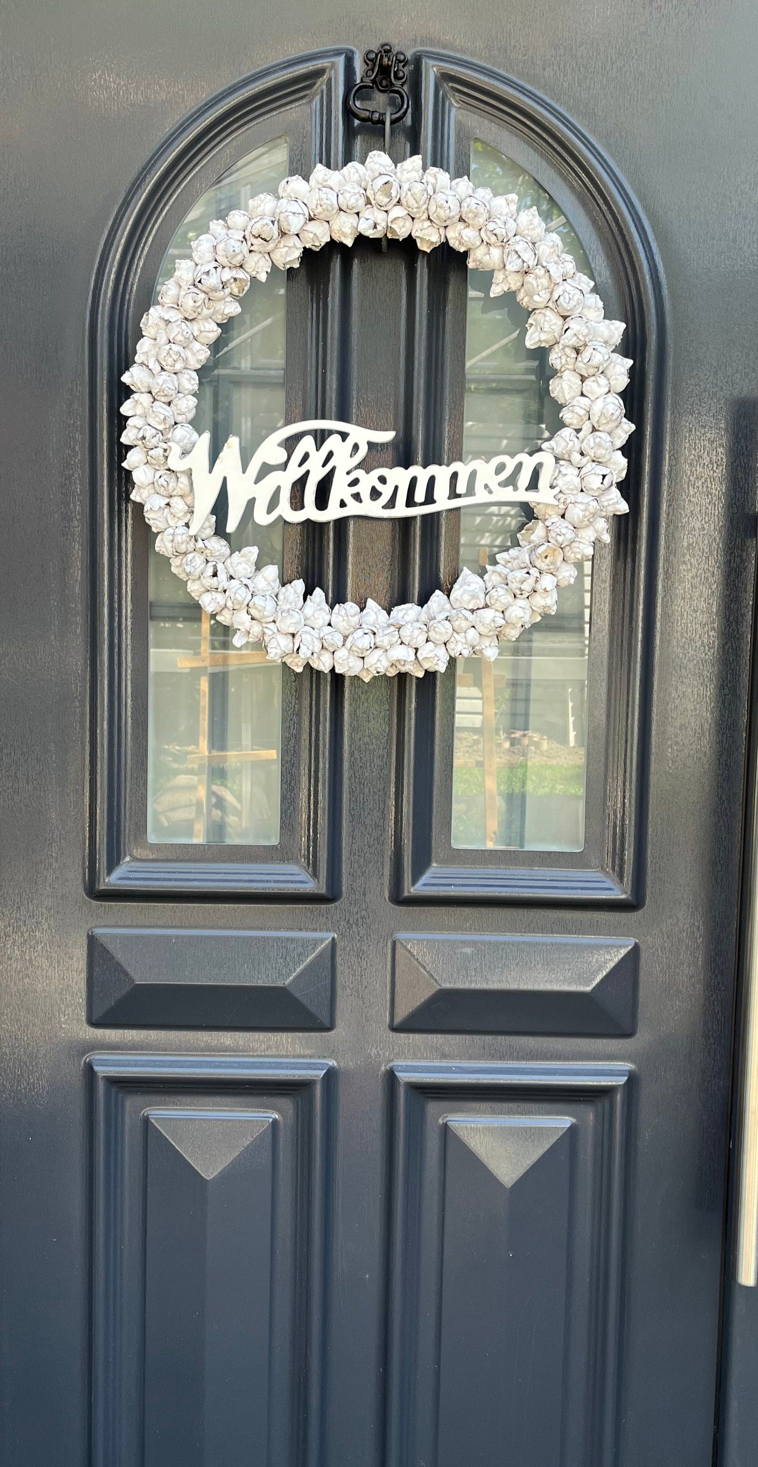 Eleganter weißer Willkommenskranz mit Schild – 45 cm, rustikale Türdekoration für Garten und Zuhause