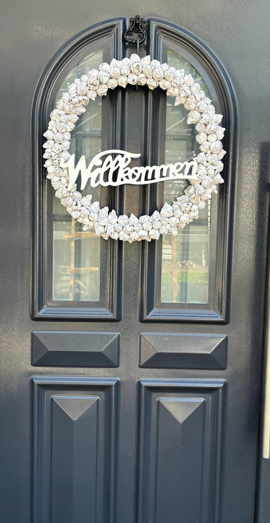 Eleganter weißer Willkommenskranz mit Schild – 45 cm, rustikale Türdekoration für Garten und Zuhause