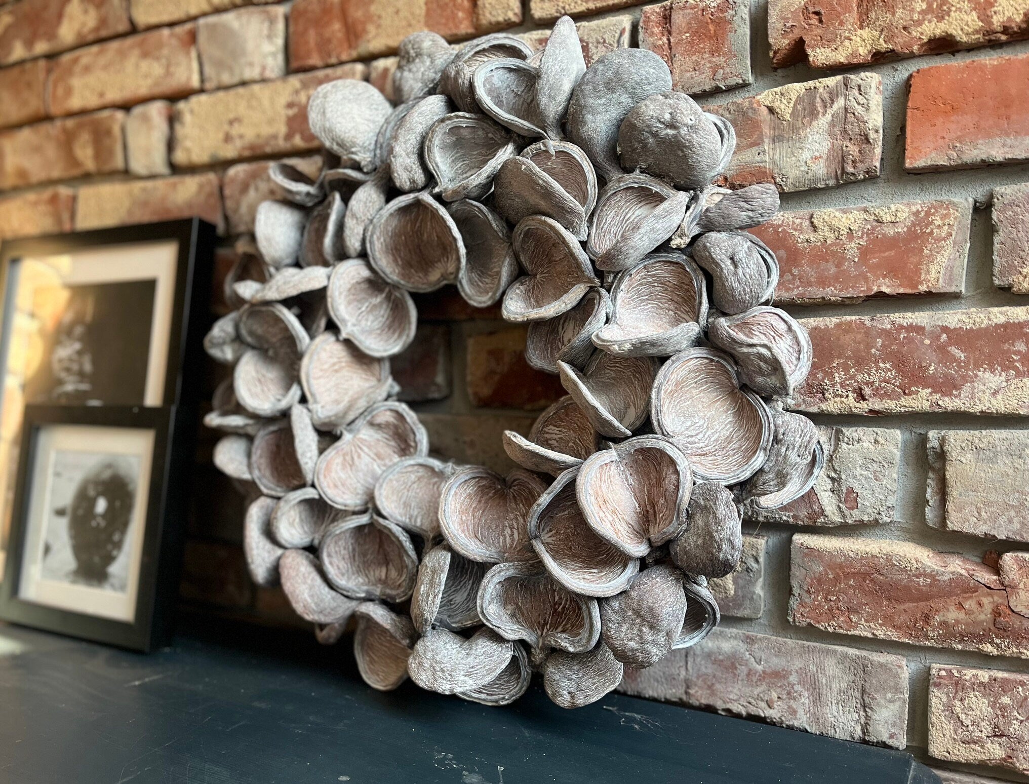 Türkranz Wandkranz aus großen Kapseln 55 cm Durchmesser, Farbe Alt Weiß