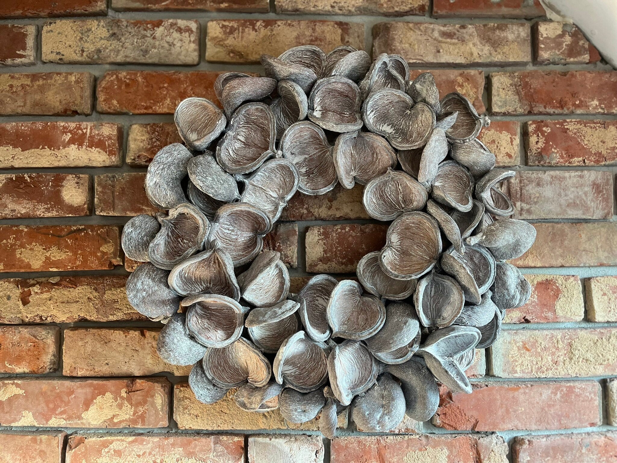 Türkranz Wandkranz aus großen Kapseln 55 cm Durchmesser, Farbe Alt Weiß