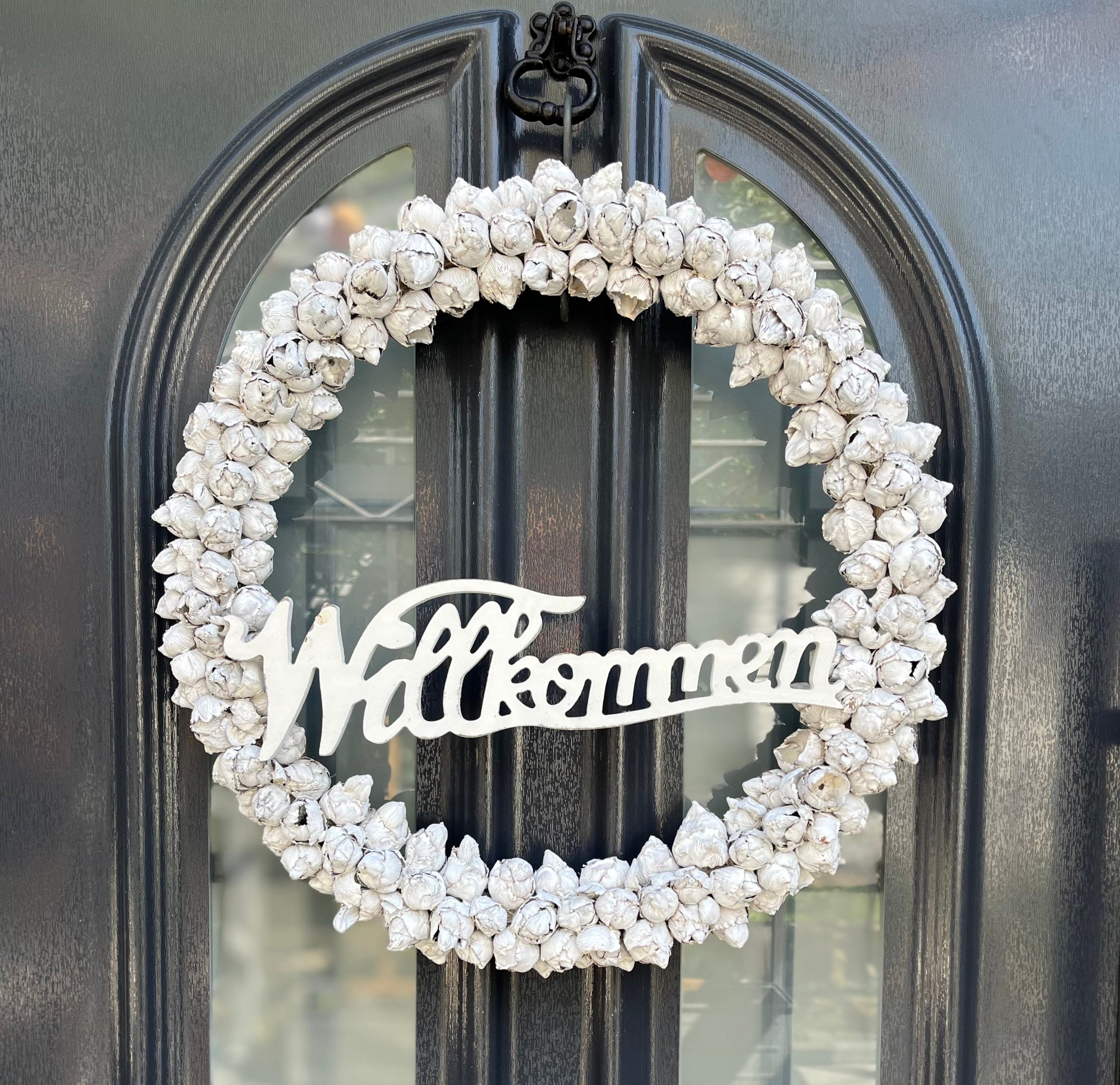Eleganter weißer Willkommenskranz mit Schild – 45 cm, rustikale Türdekoration für Garten und Zuhause