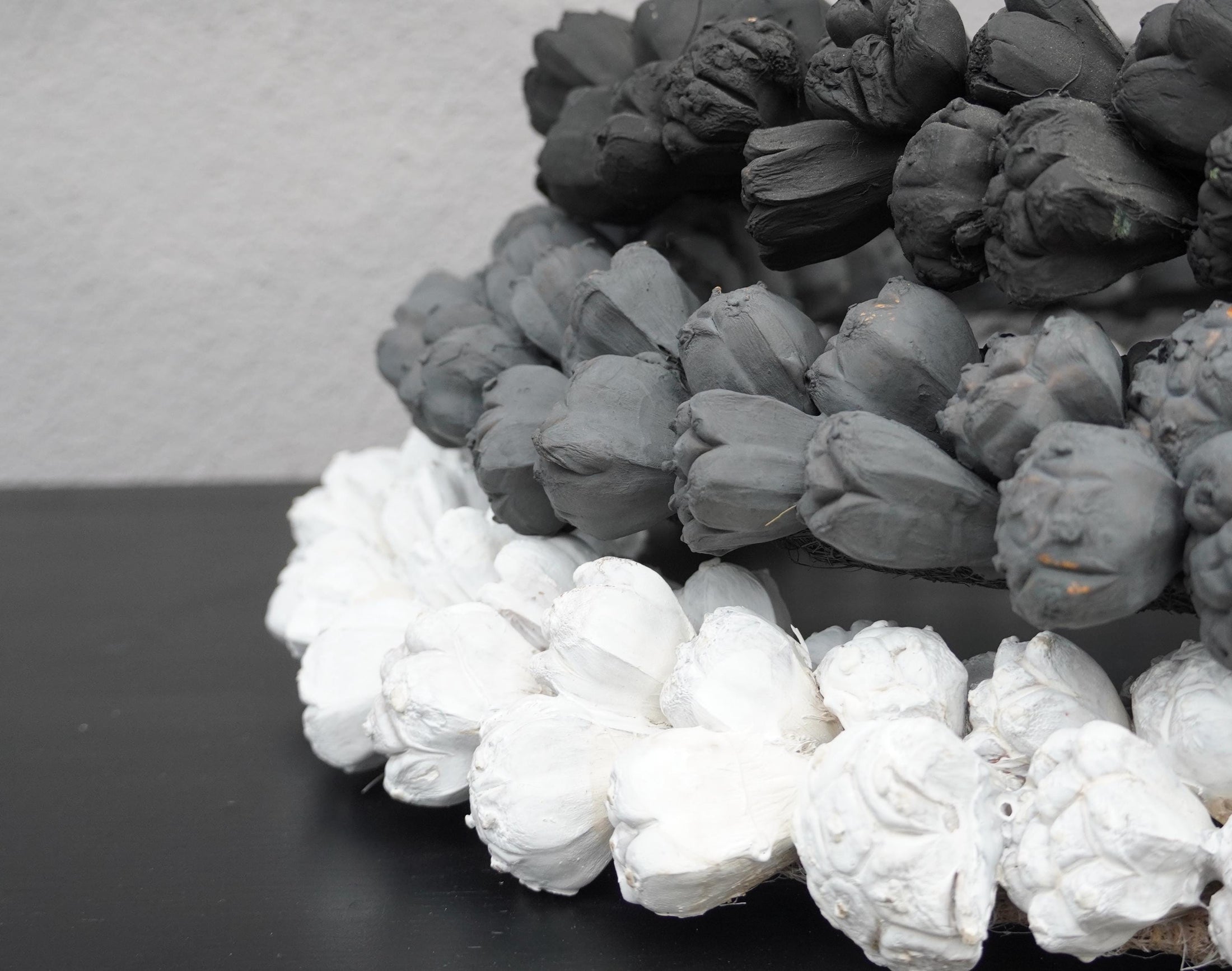 Minimalistischer Türkranz: 45 cm handgefertigtes Dekor in Weiß, Grau oder Schwarz für ein modernes Zuhause