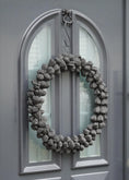 Bild in Galerie-Betrachter laden, Minimalistischer Türkranz: 45 cm handgefertigtes Dekor in Weiß, Grau oder Schwarz für ein modernes Zuhause

