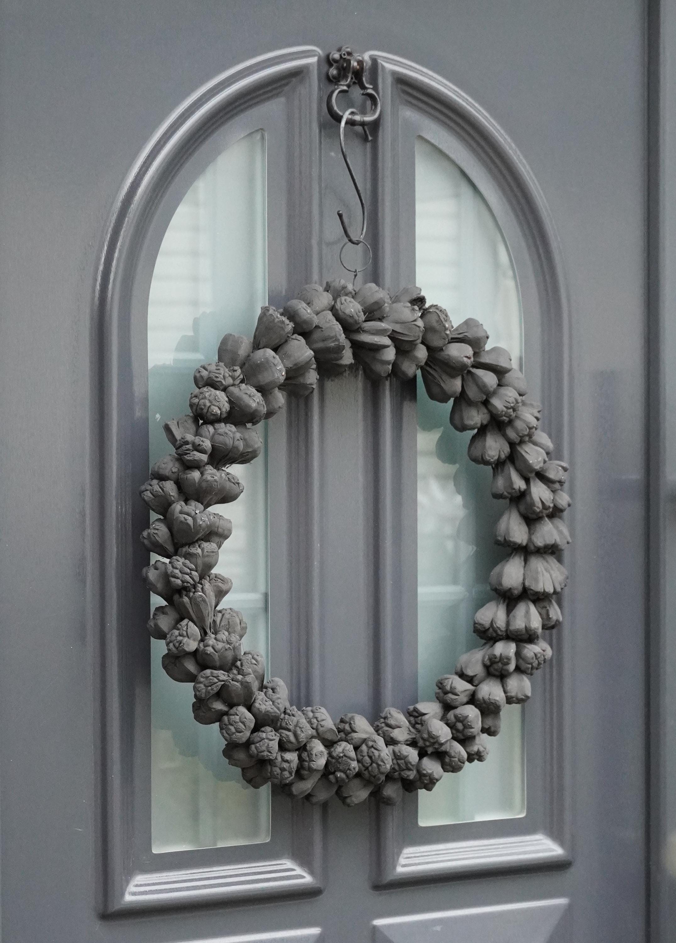 Minimalistischer Türkranz: 45 cm handgefertigtes Dekor in Weiß, Grau oder Schwarz für ein modernes Zuhause