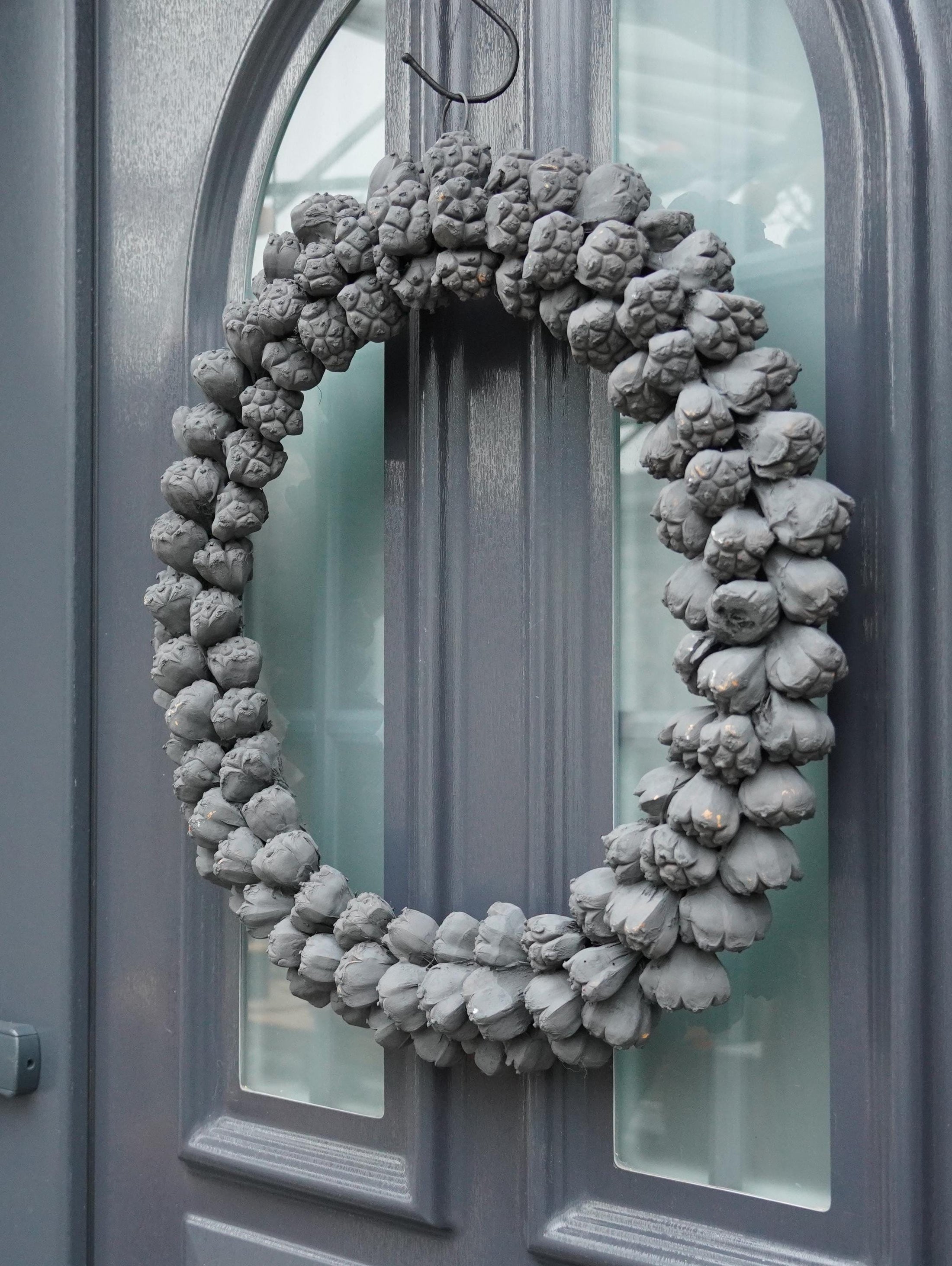 Minimalistischer Türkranz: 45 cm handgefertigtes Dekor in Weiß, Grau oder Schwarz für ein modernes Zuhause