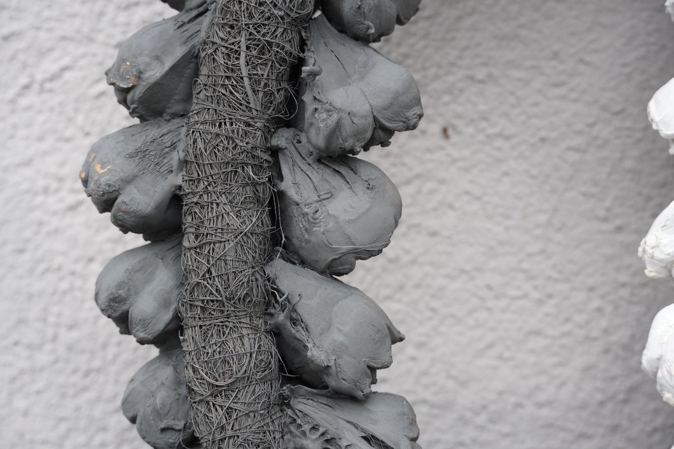 Minimalistischer Türkranz: 45 cm handgefertigtes Dekor in Weiß, Grau oder Schwarz für ein modernes Zuhause