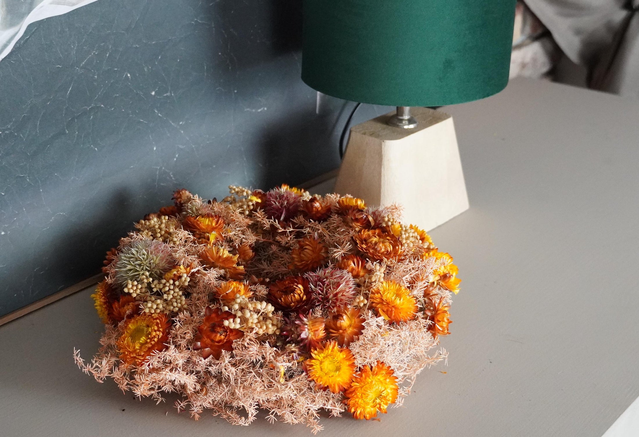 Trockenblumenkranz in frischen Frühlingsfarben (28 cm Durchmesser)