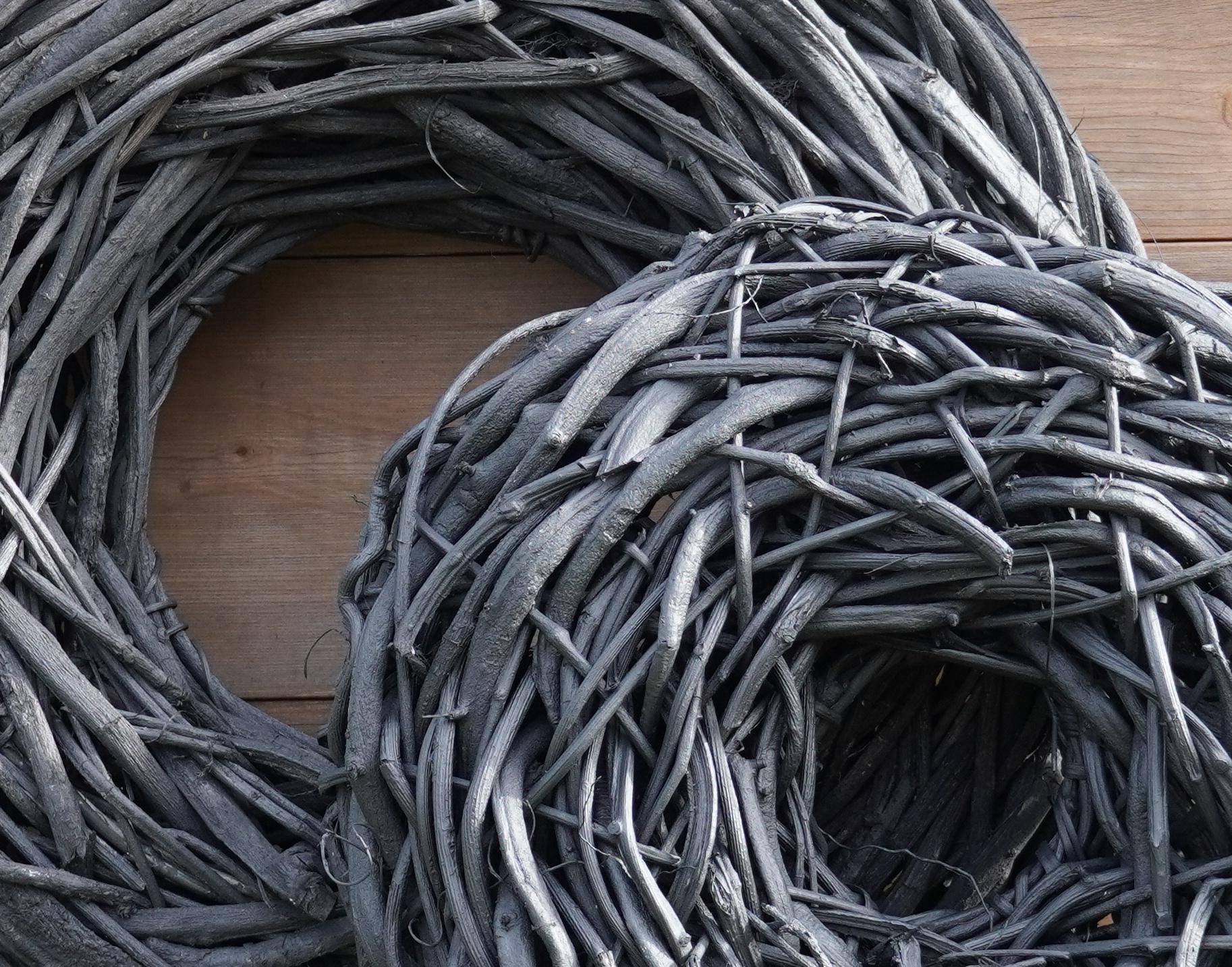 Rustikale Lianen-Kränze in schwarz – Handgefertigte Outdoor-Deko in Treibholz-Optik 48 cm oder 65 cm