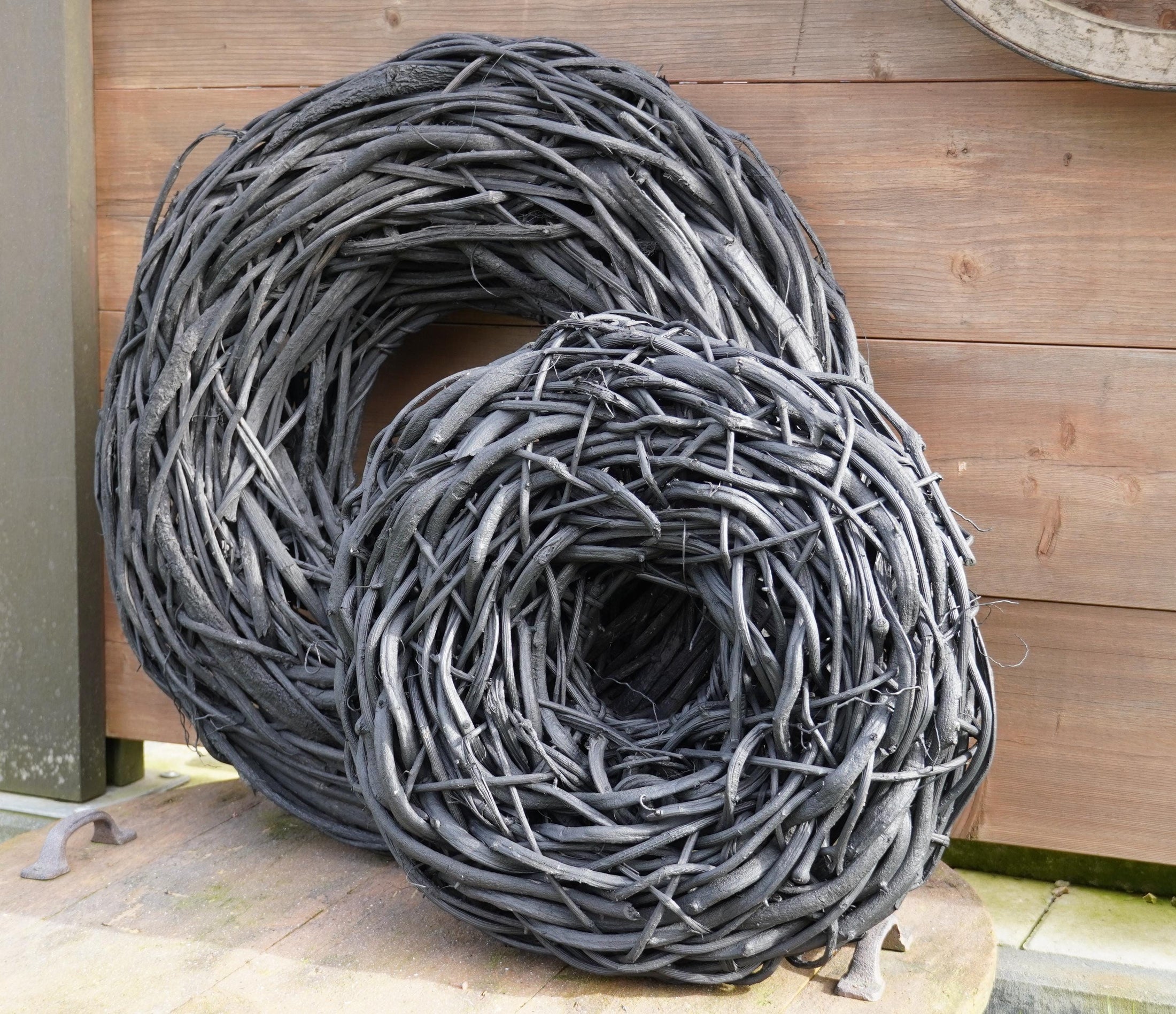 Rustikale Lianen-Kränze in schwarz – Handgefertigte Outdoor-Deko in Treibholz-Optik 48 cm oder 65 cm