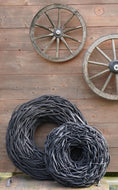 Bild in Galerie-Betrachter laden, Rustikale Lianen-Kränze in schwarz – Handgefertigte Outdoor-Deko in Treibholz-Optik 48 cm oder 65 cm
