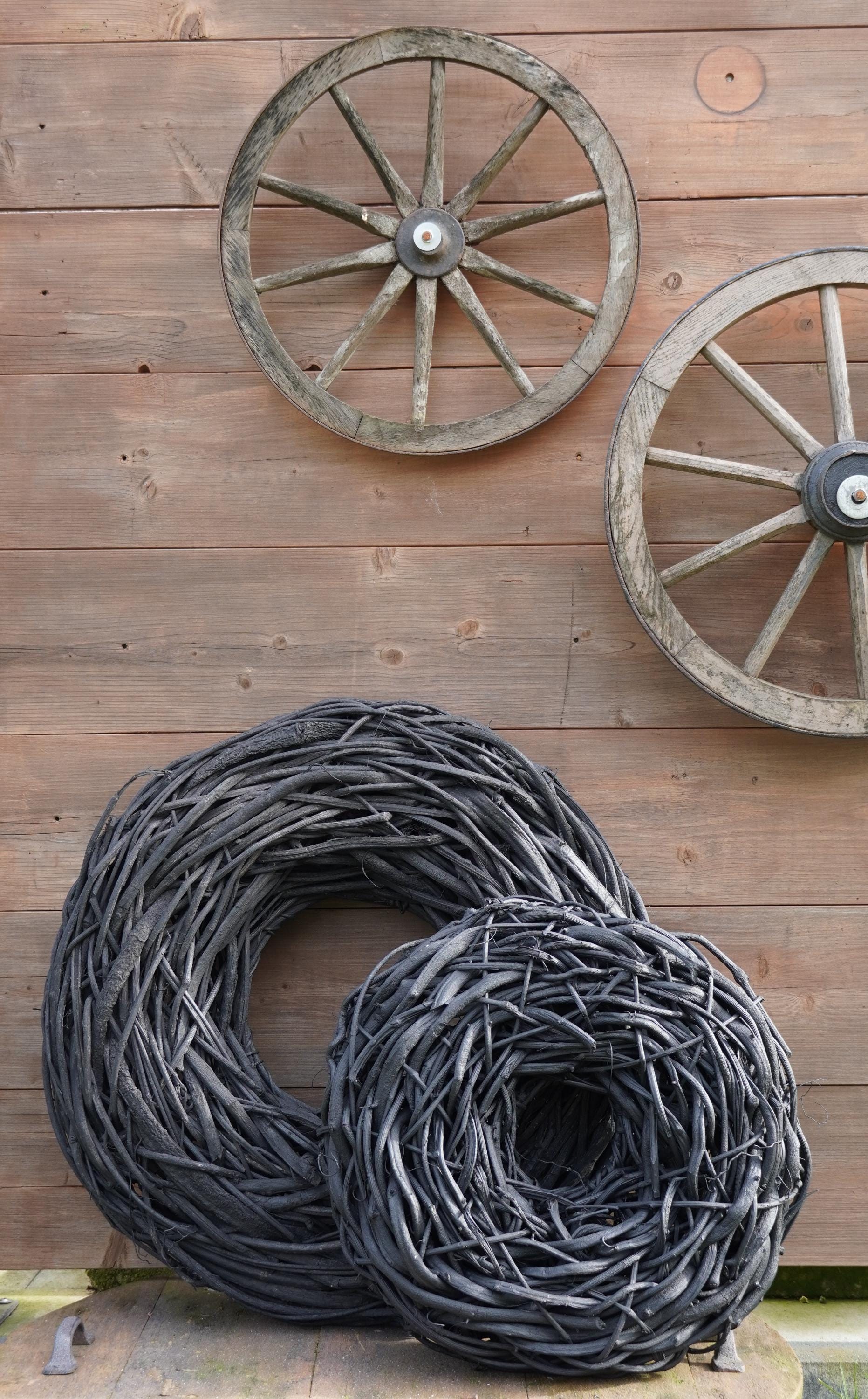 Rustikale Lianen-Kränze in schwarz – Handgefertigte Outdoor-Deko in Treibholz-Optik 48 cm oder 65 cm