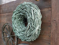 Bild in Galerie-Betrachter laden, Rustikale Lianen-kranz in grün – Handgefertigte Outdoor-Deko in Treibholz-Optik 48 cm oder 65 cm

