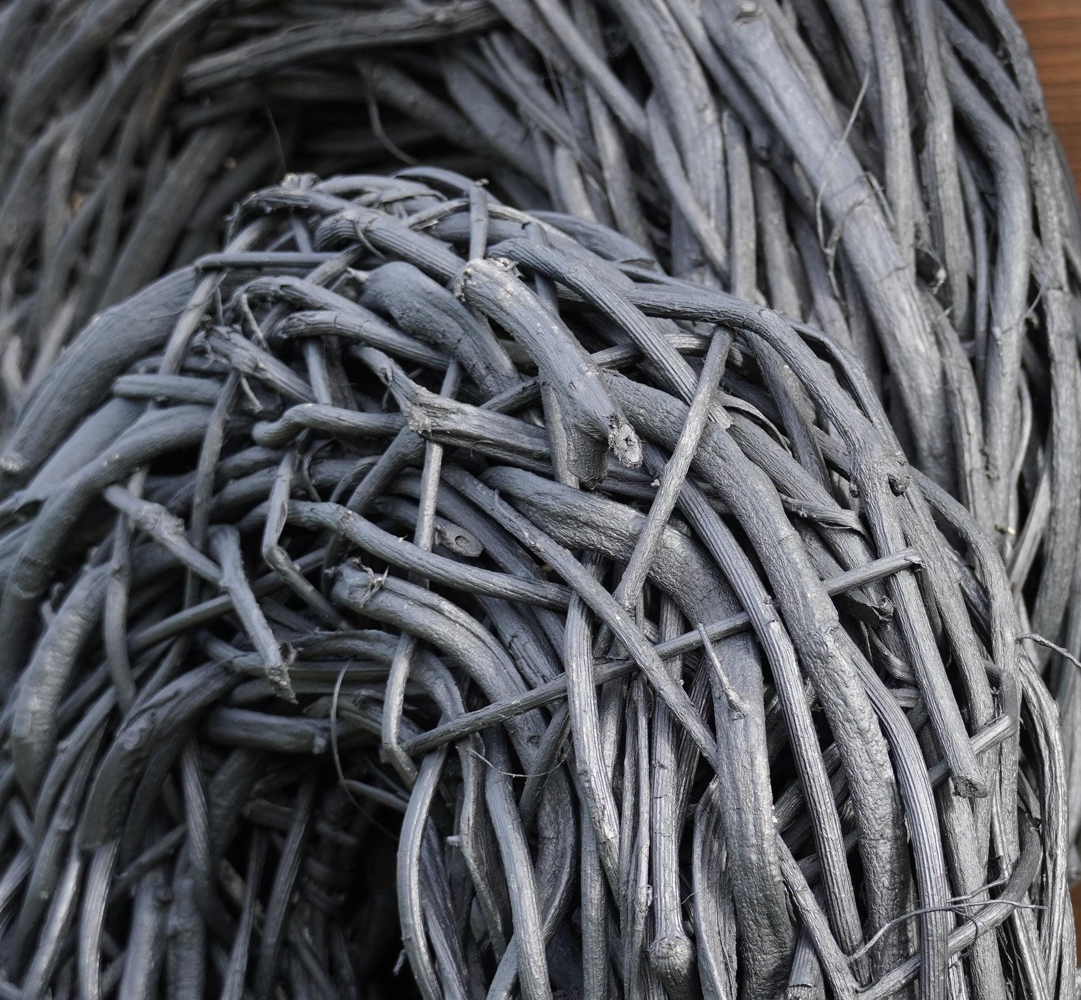 Rustikale Lianen-Kränze in schwarz – Handgefertigte Outdoor-Deko in Treibholz-Optik 48 cm oder 65 cm