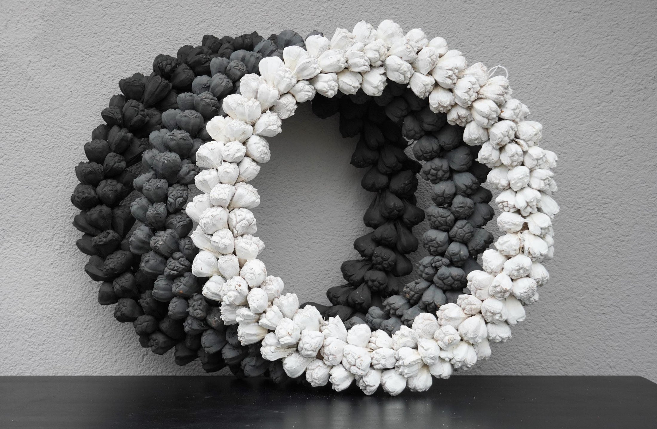 Minimalistischer Türkranz: 45 cm handgefertigtes Dekor in Weiß, Grau oder Schwarz für ein modernes Zuhause