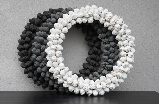 Minimalistischer Türkranz: 45 cm handgefertigtes Dekor in Weiß, Grau oder Schwarz für ein modernes Zuhause