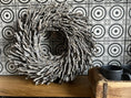 Bild in Galerie-Betrachter laden, Türkranz Wandkranz 40 oder 50 cm Durchmesser Kranz weiß gekalkt grau
