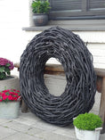 Bild in Galerie-Betrachter laden, XXL 85 cm Lianen-Kranz in schwarz – Handgefertigte Outdoor-Deko in Treibholz-Optik
