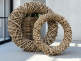 Bild in Galerie-Betrachter laden, Großer Rattan-Kranz 60 cm oder 80 cm – Naturdeko Türkranz – Handgefertigt – Boho Wandkranz – Kranz aus Rattan für Innen & Außen
